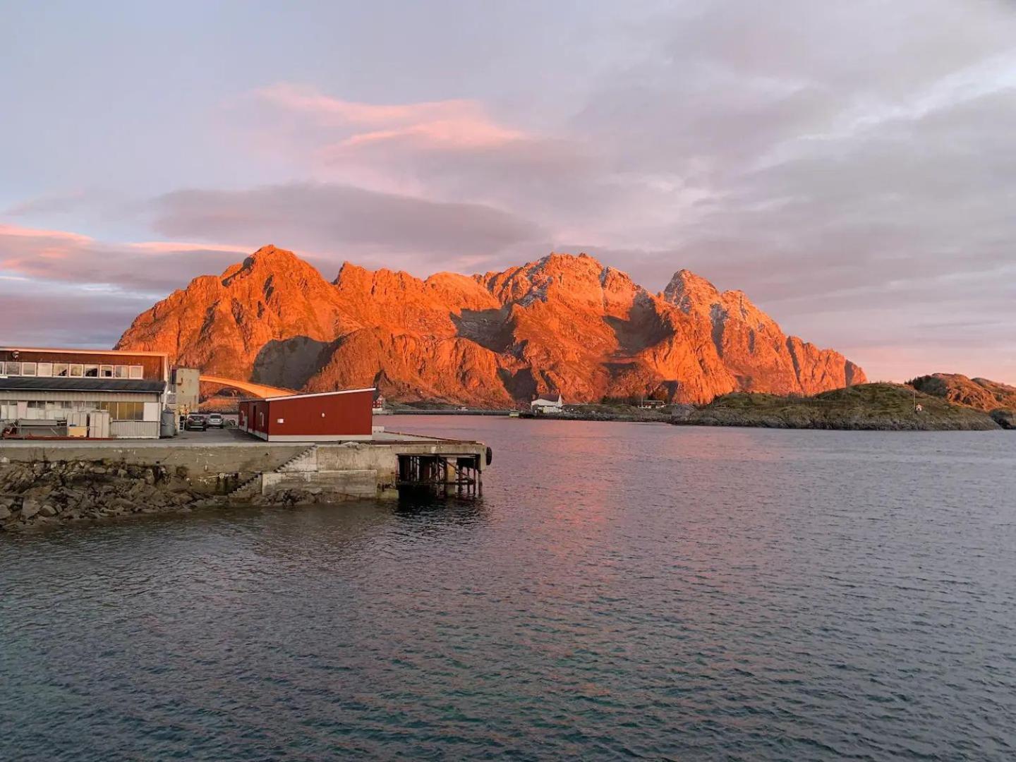 Stor Moderne Leilighet I Henningsvaer, 70 Kvm Bagian luar foto