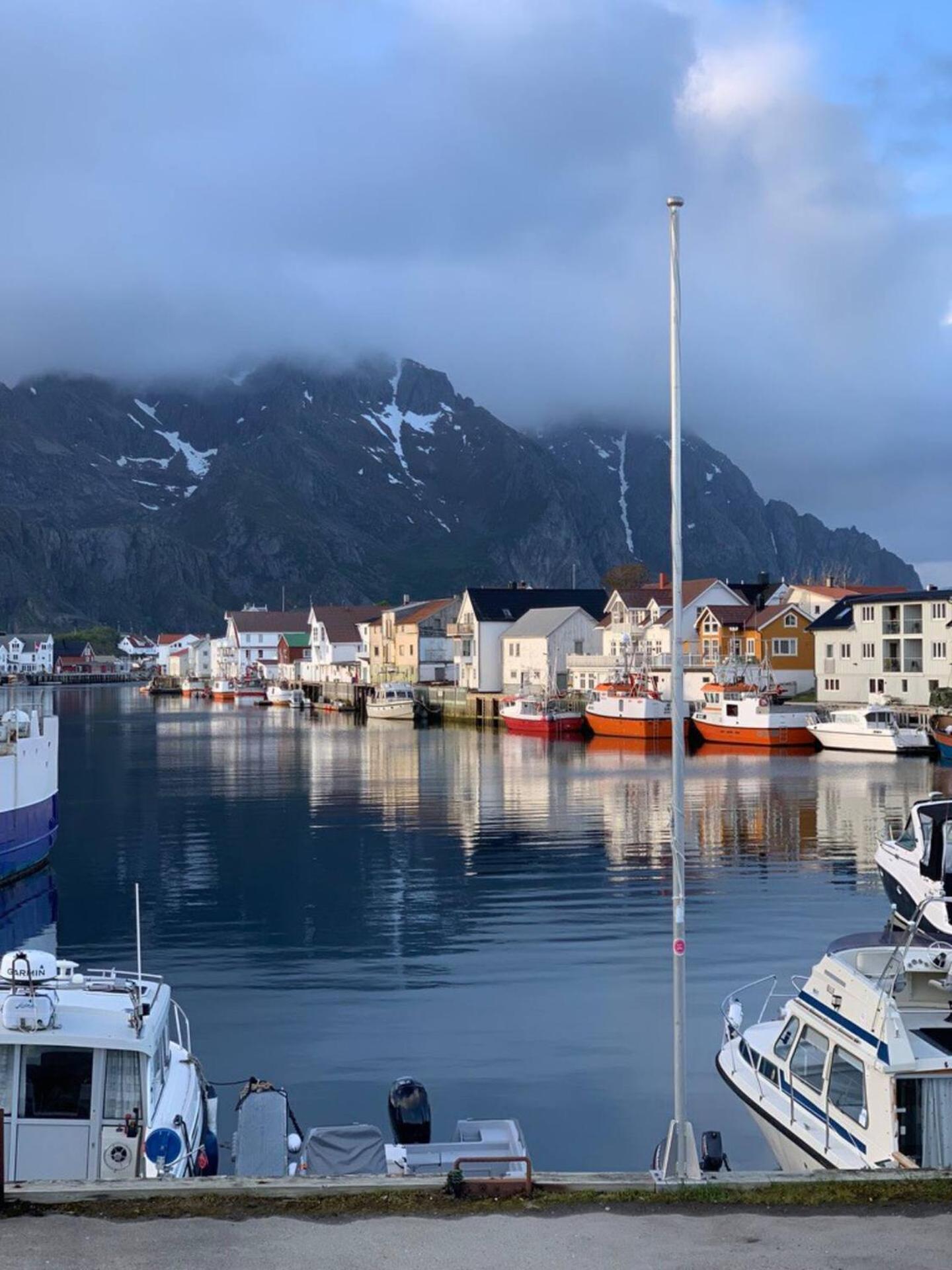 Stor Moderne Leilighet I Henningsvaer, 70 Kvm Bagian luar foto